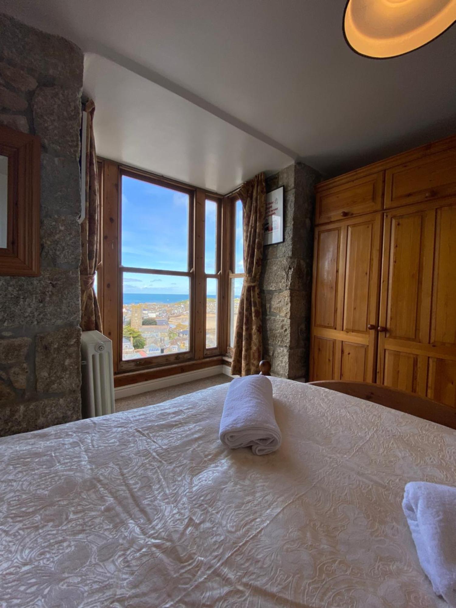 Huer'S Watch A Beautifully Presented Private Apartment With Far Reaching Views Over St Ives Harbour And Bay And Free Onsite Parking For Larger Groups Book Along With Our Connecting Two Sister Apartments Zewnętrze zdjęcie