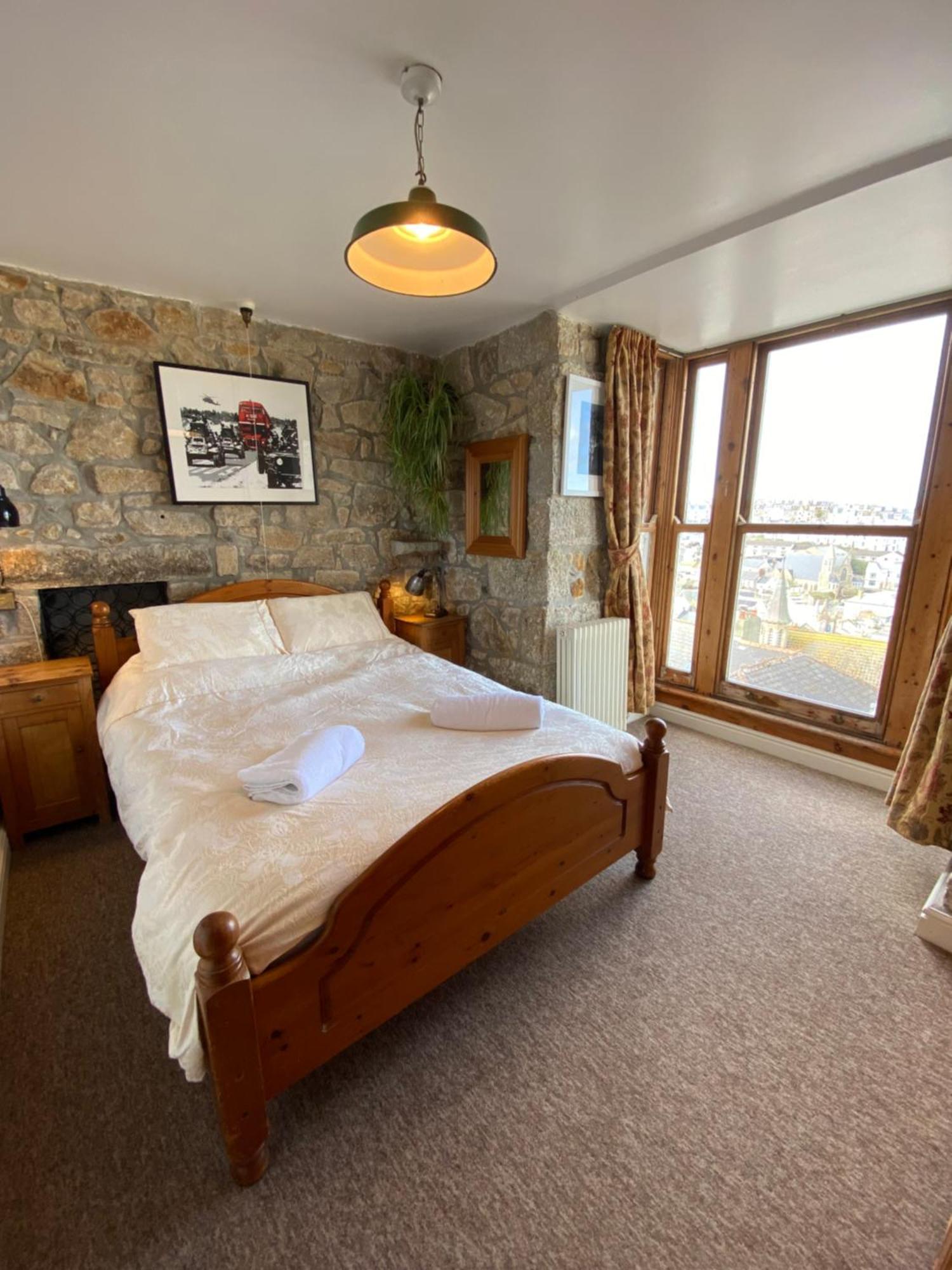 Huer'S Watch A Beautifully Presented Private Apartment With Far Reaching Views Over St Ives Harbour And Bay And Free Onsite Parking For Larger Groups Book Along With Our Connecting Two Sister Apartments Zewnętrze zdjęcie
