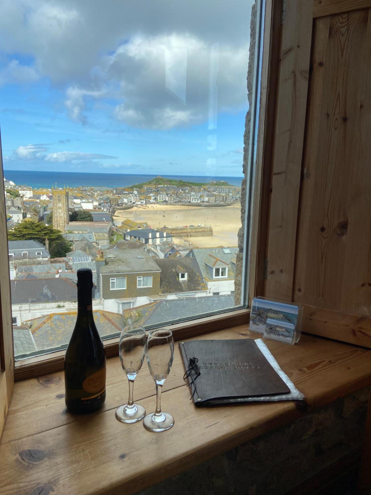 Huer'S Watch A Beautifully Presented Private Apartment With Far Reaching Views Over St Ives Harbour And Bay And Free Onsite Parking For Larger Groups Book Along With Our Connecting Two Sister Apartments Zewnętrze zdjęcie