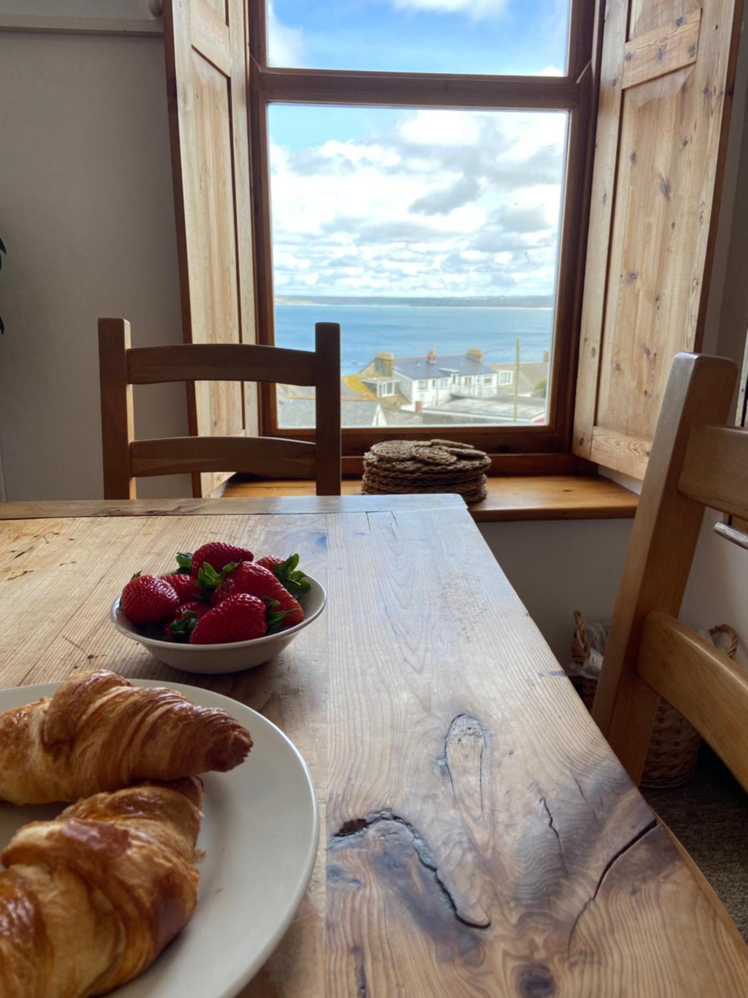 Huer'S Watch A Beautifully Presented Private Apartment With Far Reaching Views Over St Ives Harbour And Bay And Free Onsite Parking For Larger Groups Book Along With Our Connecting Two Sister Apartments Zewnętrze zdjęcie